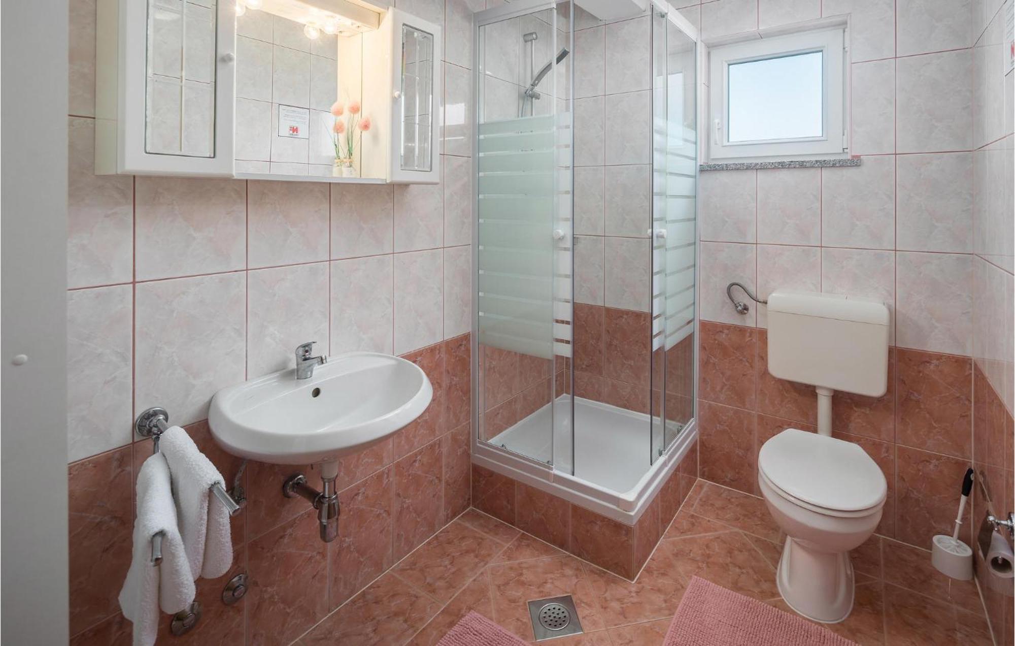 1 Bedroom Beautiful Apartment In Porec Esterno foto