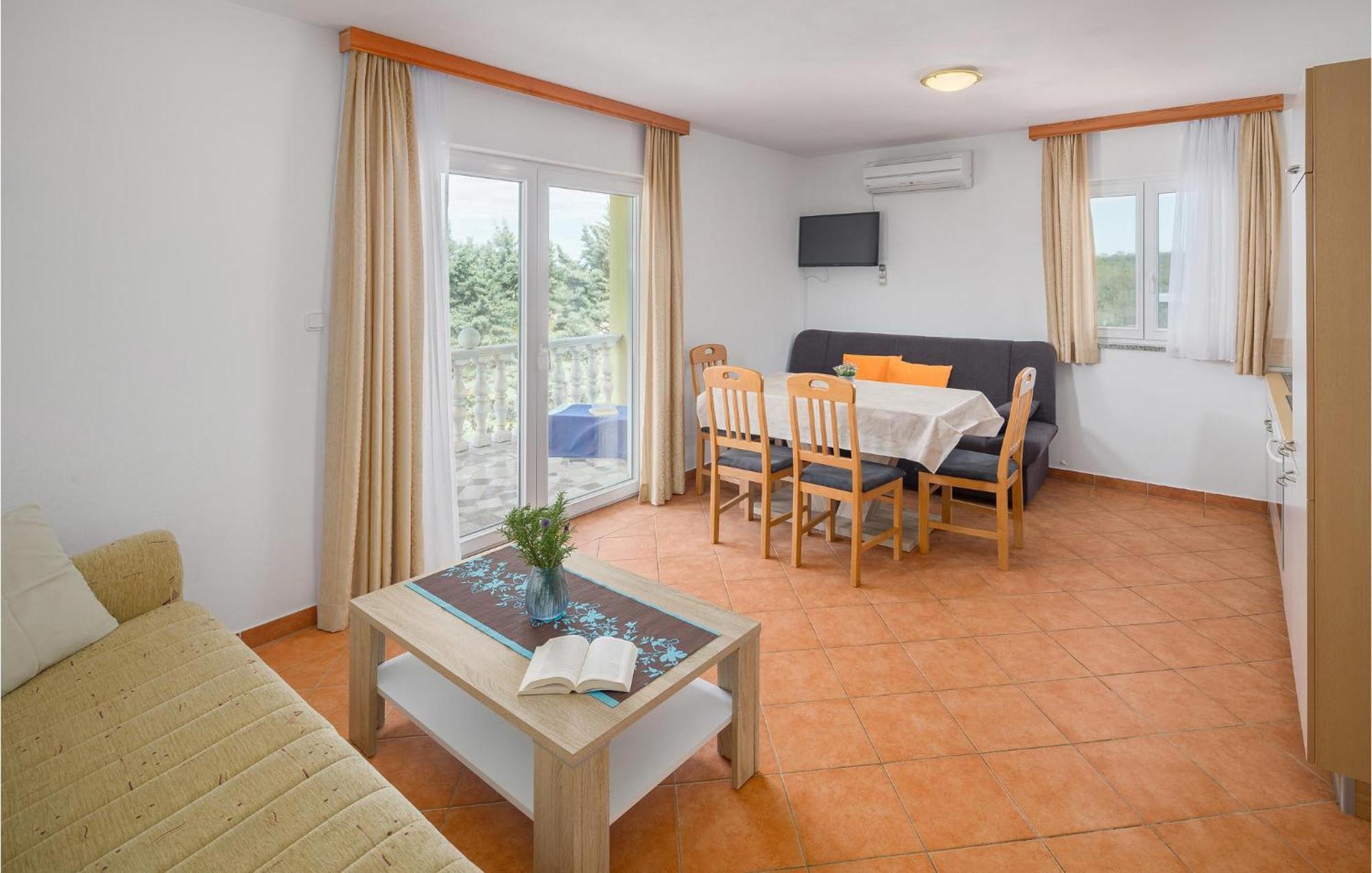 1 Bedroom Beautiful Apartment In Porec Esterno foto