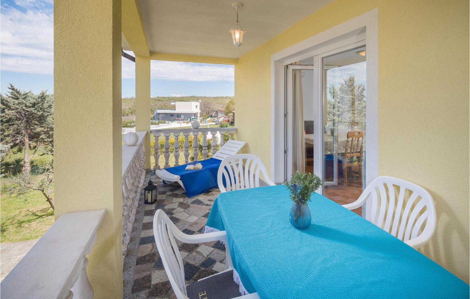 1 Bedroom Beautiful Apartment In Porec Esterno foto