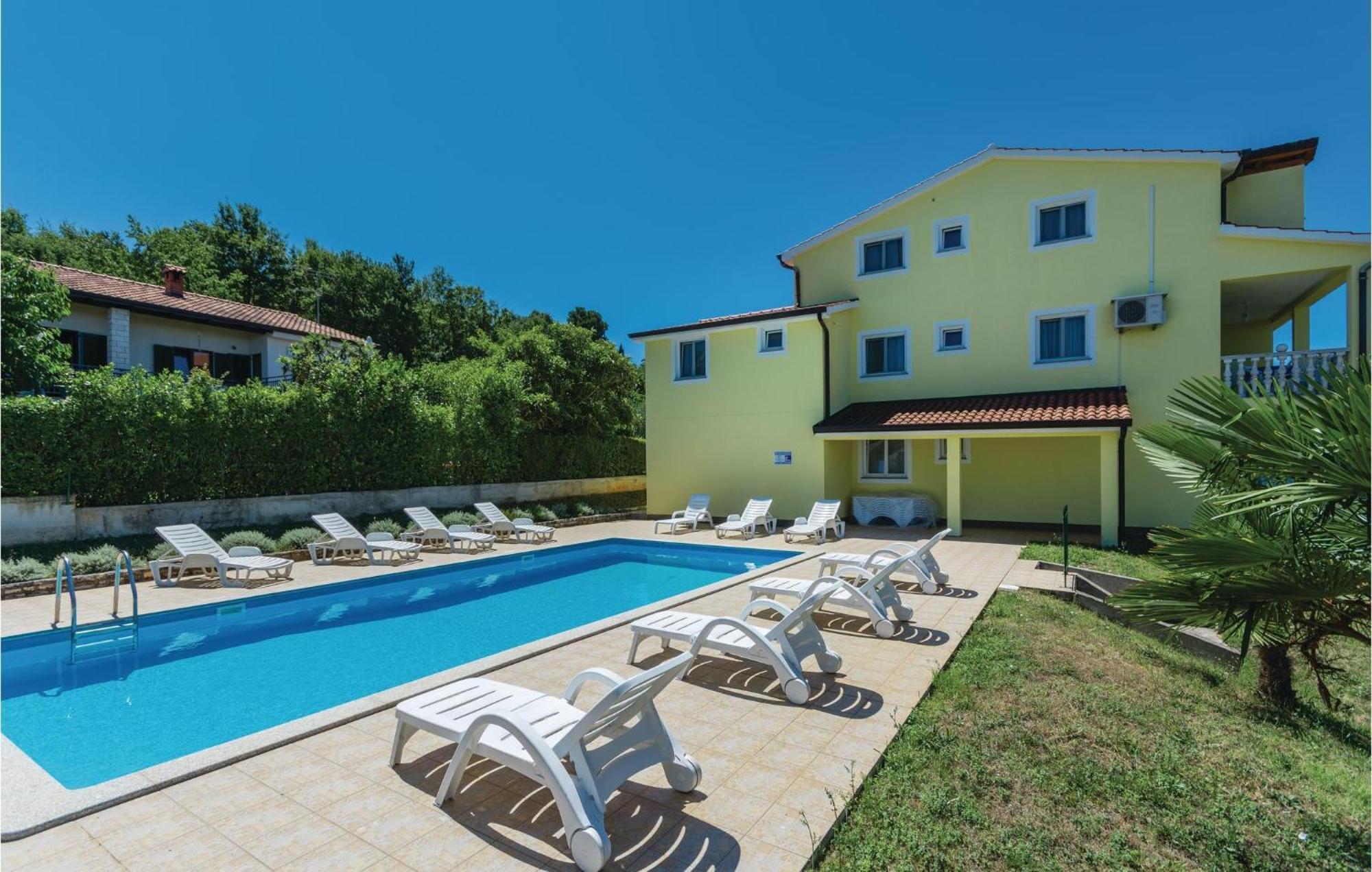 1 Bedroom Beautiful Apartment In Porec Esterno foto