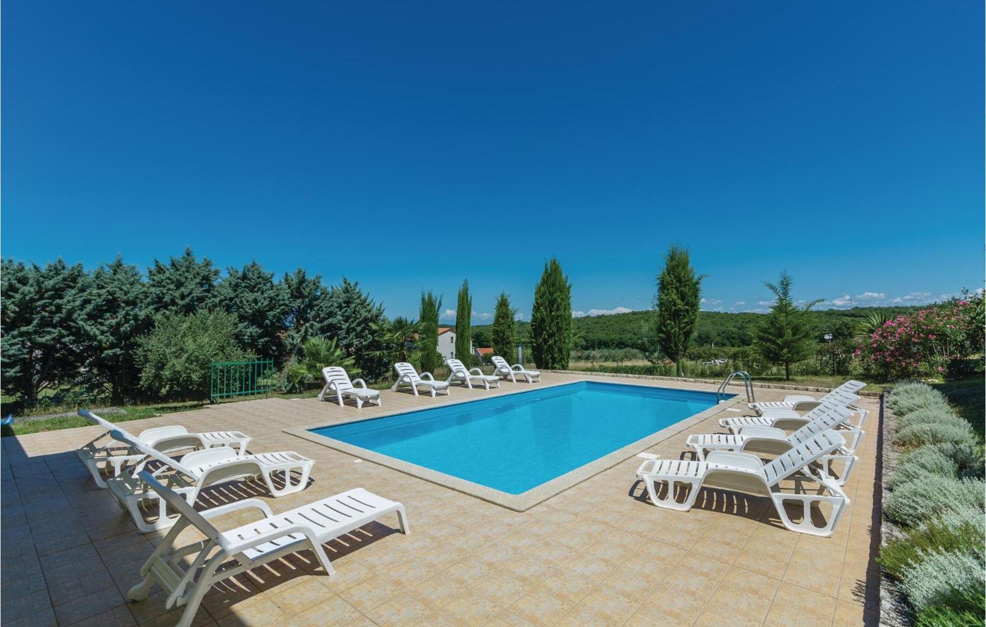 1 Bedroom Beautiful Apartment In Porec Esterno foto