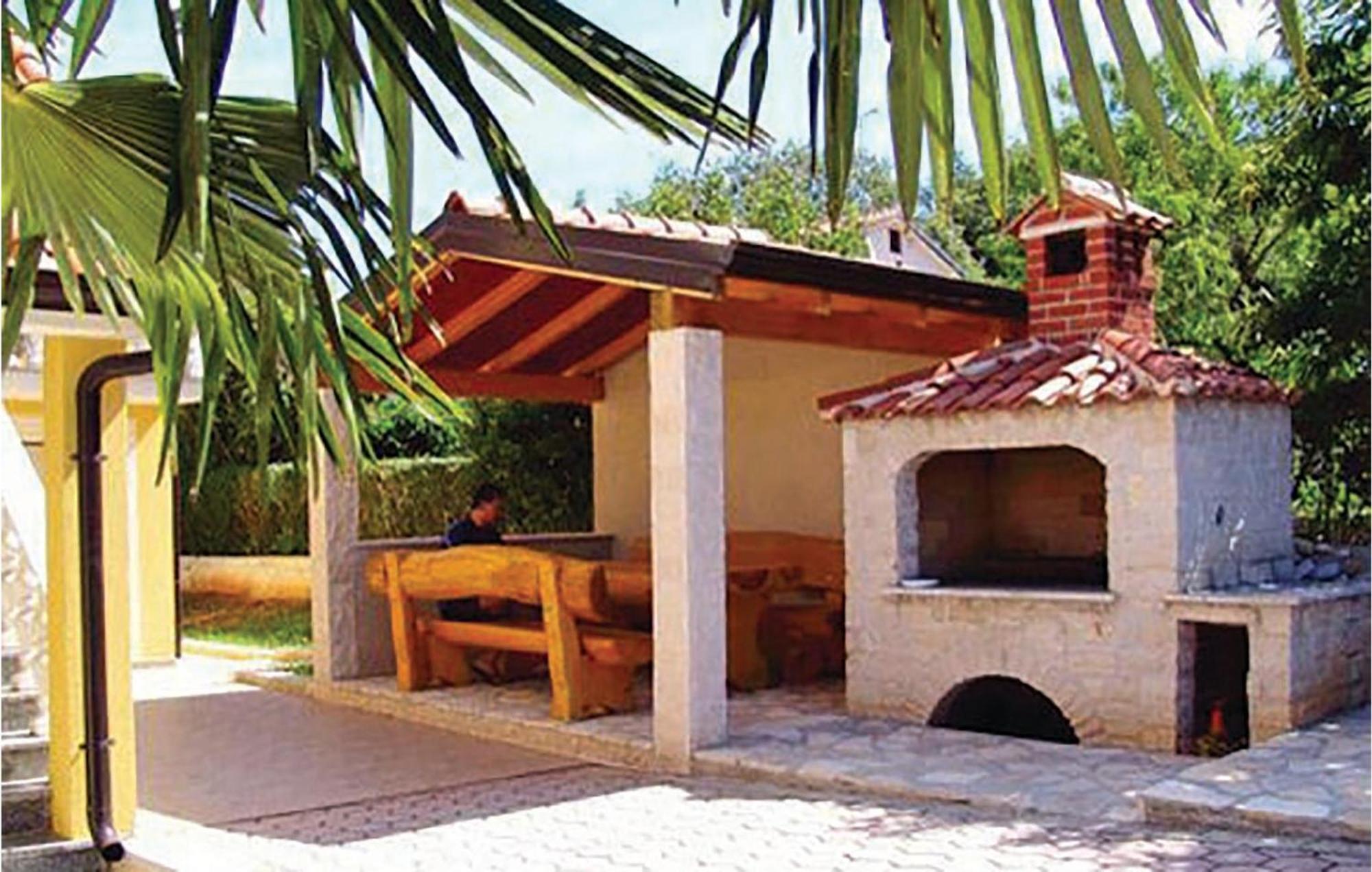 1 Bedroom Beautiful Apartment In Porec Esterno foto