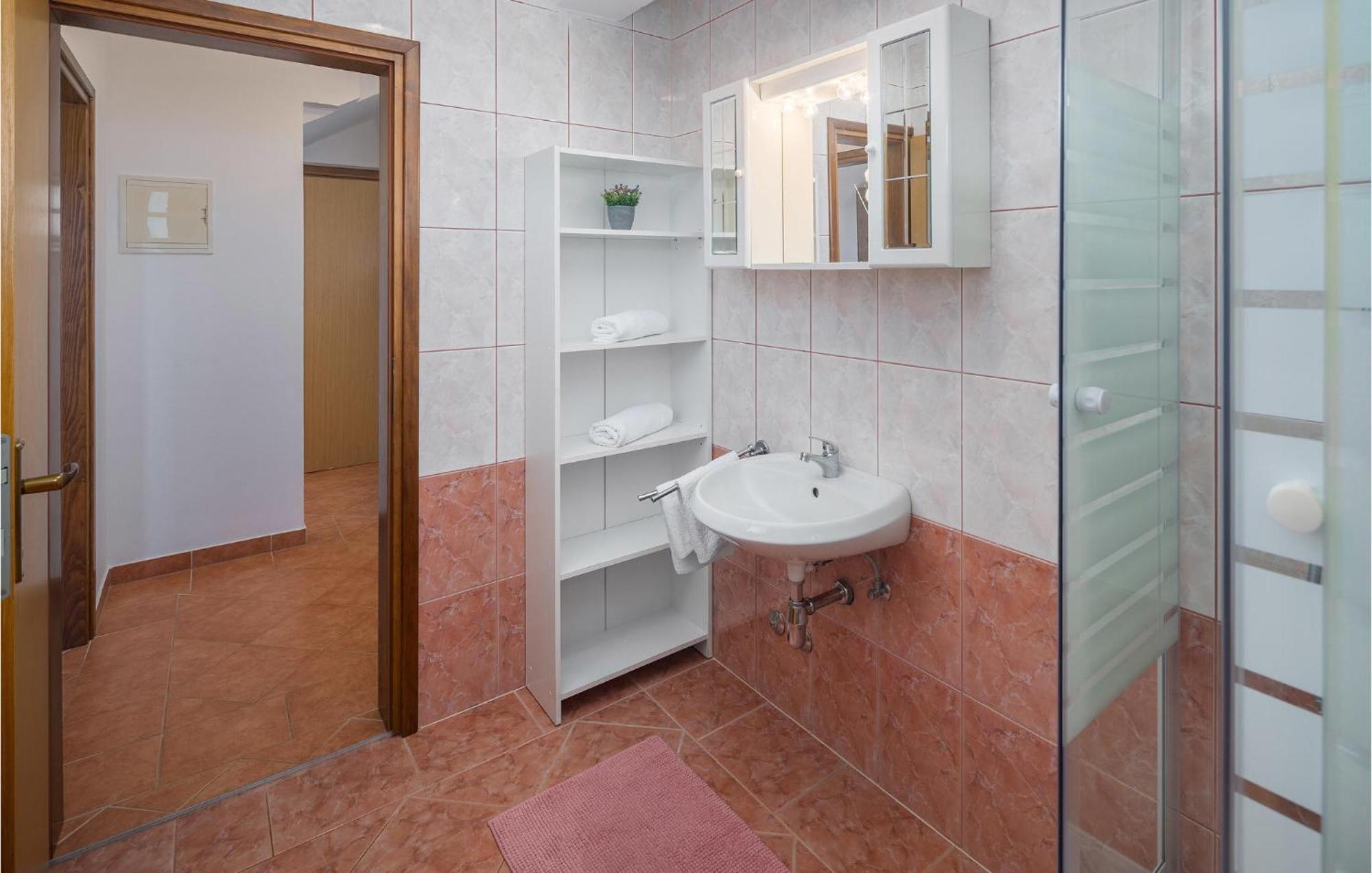 1 Bedroom Beautiful Apartment In Porec Esterno foto