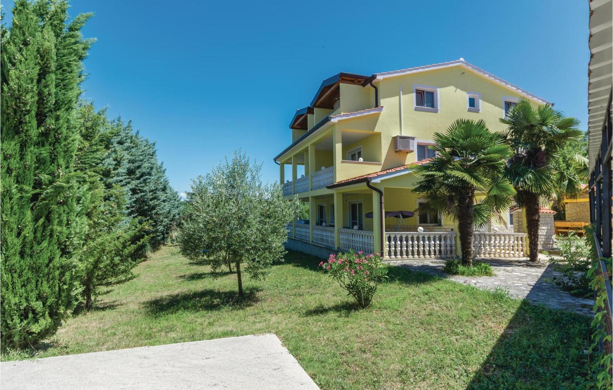 1 Bedroom Beautiful Apartment In Porec Esterno foto