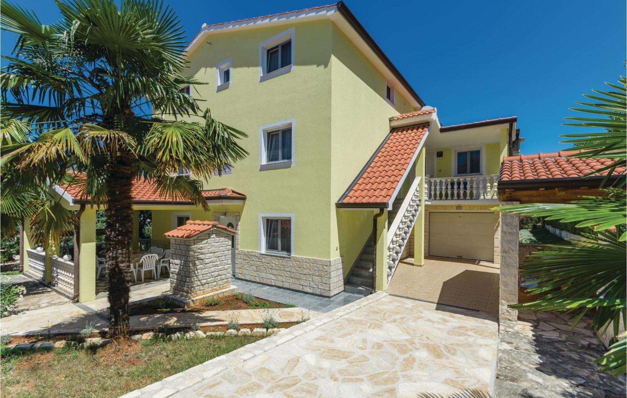 1 Bedroom Beautiful Apartment In Porec Esterno foto