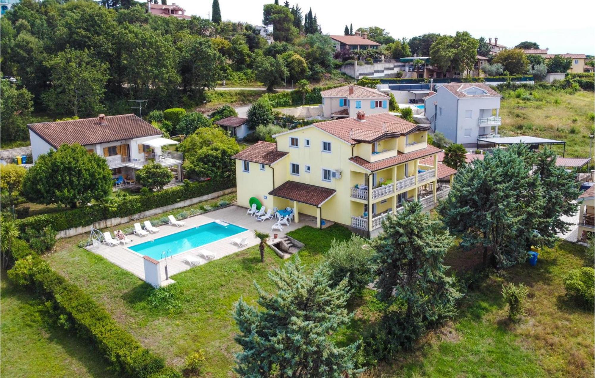 1 Bedroom Beautiful Apartment In Porec Esterno foto