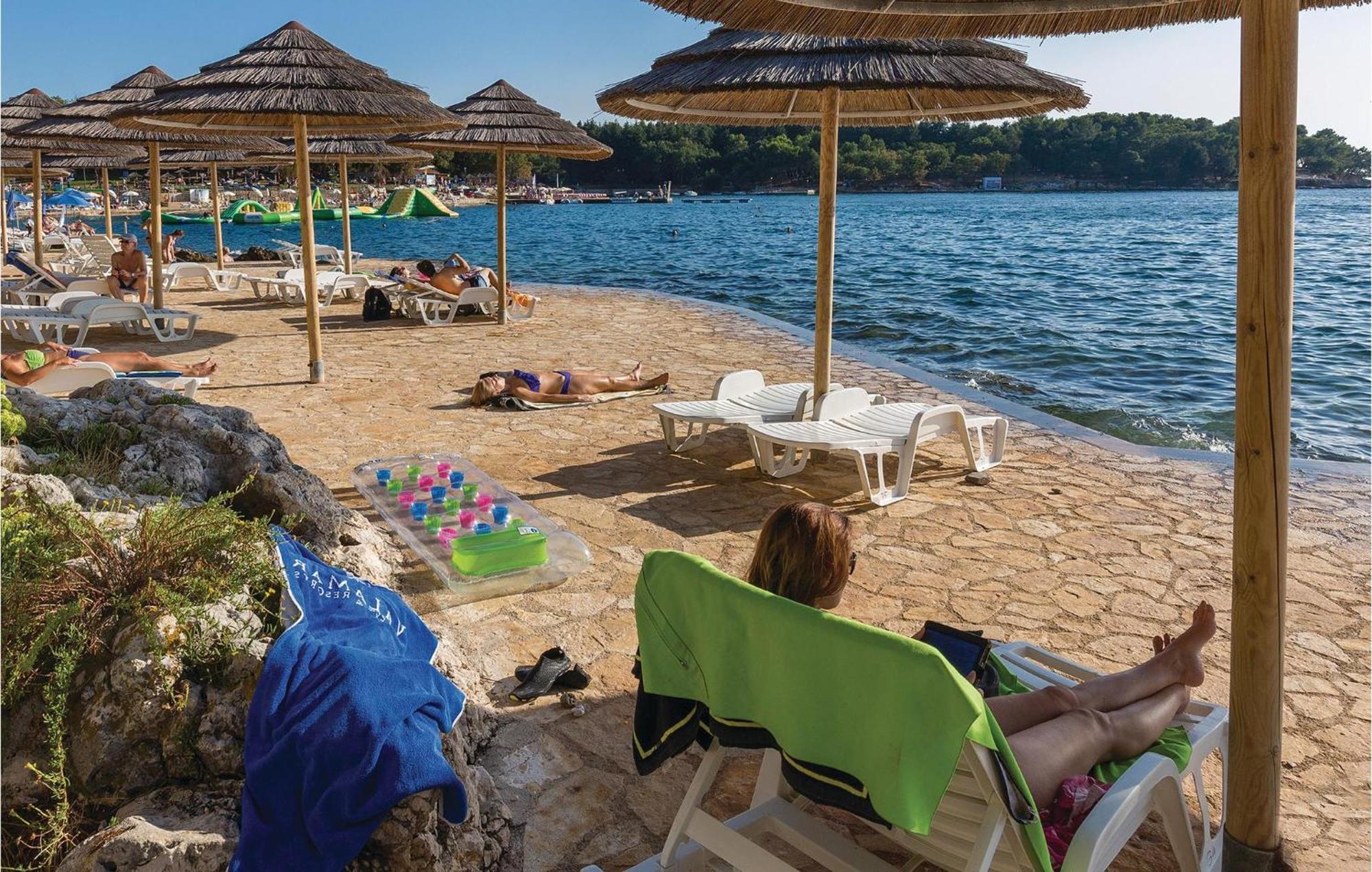 1 Bedroom Beautiful Apartment In Porec Esterno foto